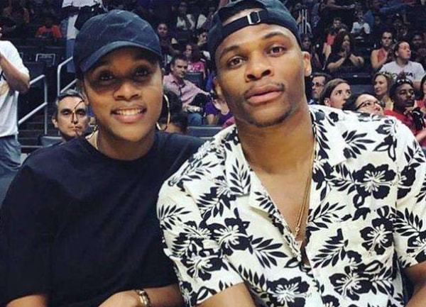 阿斯：维尼修斯希望继续为皇马效力，续约谈判已步入正轨（阿斯：维尼修斯愿留皇马，续约进程正稳步推进）