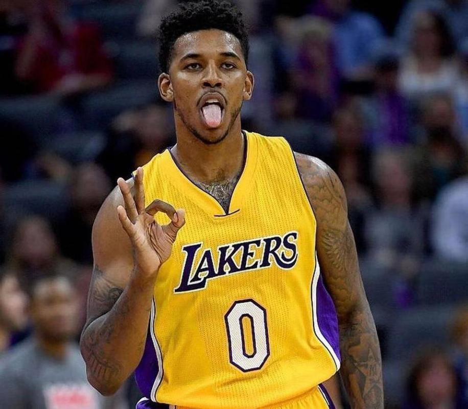 詹姆斯谈马克西：他简直太棒了，比起球技我更欣赏他这个人（詹姆斯盛赞马克西：球技出色，更打动我的是他的为人）