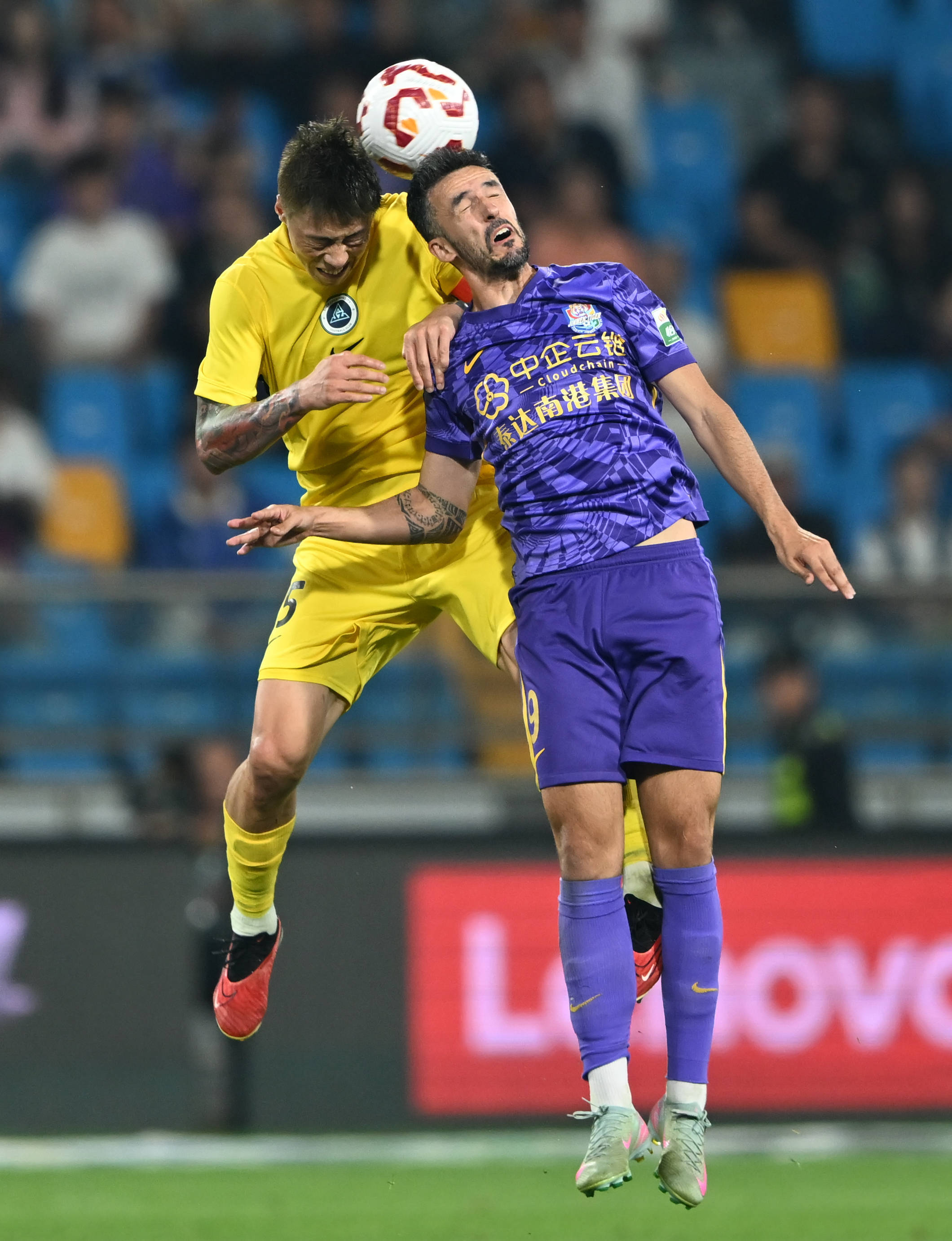 哈登狂砍55分封神！成NBA首位双队史得分王，36岁飙10记三分创多项纪录（哈登36岁轰55分飙10记三分，成NBA首位双队史得分王并刷新多项纪录）