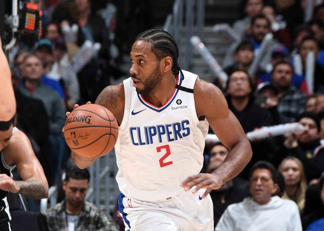 助罗马升至意甲榜首，斯维拉尔达成罗马生涯100场里程碑（斯维拉尔百场里程碑，助罗马登顶意甲榜首）