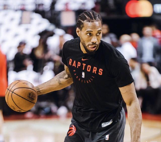 足球欧冠淘汰赛门票秒罄，黄牛翻倍叫价（欧冠淘汰赛门票瞬间售罄，黄牛价翻番）