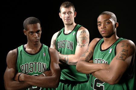 克尼佩尔超高难度后仰三分命中，黄蜂&猛龙进入加时赛！（克尼佩尔后仰高难三分飙中，黄蜂与猛龙战至加时！）